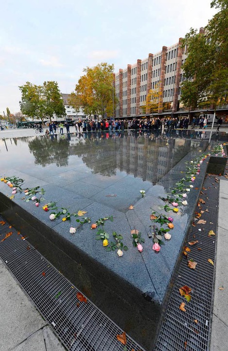 Rosen im Brunnen: 349 Menschen wurden im Oktober 1940 deportiert.  | Foto: Ingo Schneider