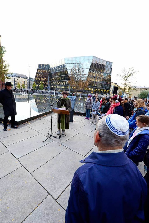 Ein breites Bündnis kam am Montag auf dem Platz der Alten Synagoge zusammen.  | Foto: Ingo Schneider