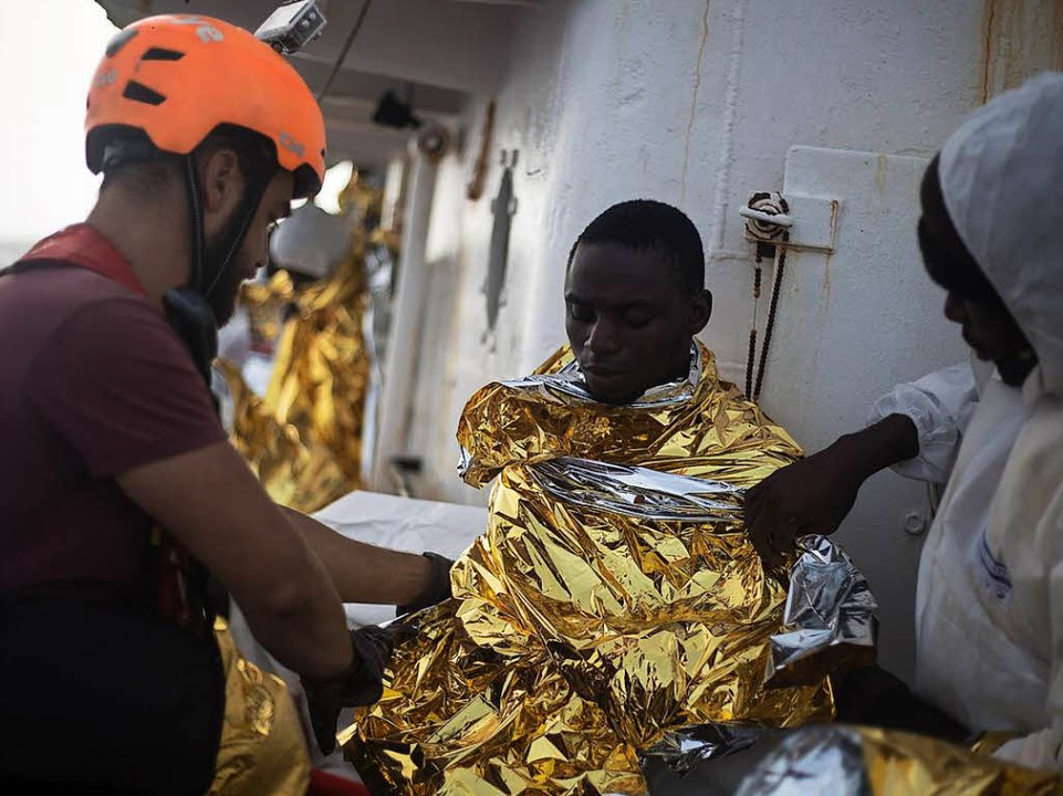 122 Menschen konnten von Bord eines Schlauchbootes gerettet werden.  | Foto: Michal Dyjuk