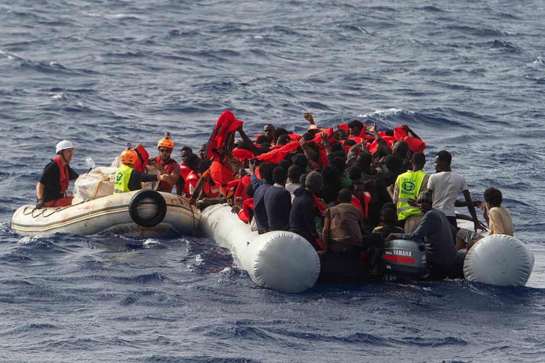 122 Menschen konnten von Bord eines Schlauchbootes gerettet werden.  | Foto: Michal Dyjuk