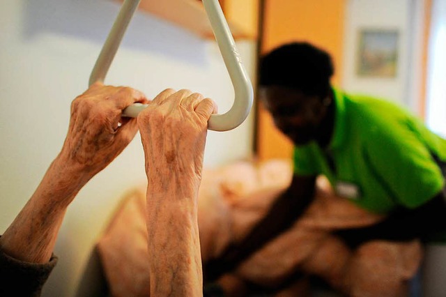 Eine Pflegehelferin hilft in Hamburg i...ung auf Untersttzung aus dem Ausland.  | Foto: Angelika Warmuth