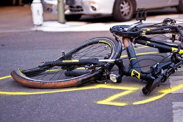 Eine Fahrradfahrerin ist im Kreisverke...Schopfheim angefahren worden (Symbol).  | Foto: dpa