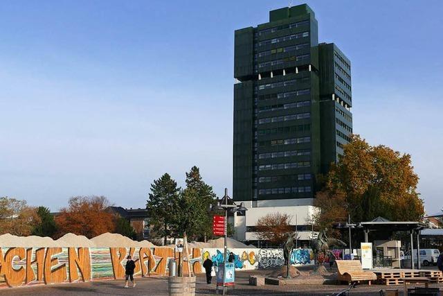 Die Lörracher Rathausfassade soll provisorisch saniert werden – mit Dübeln