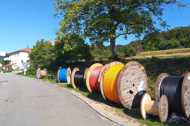 Bunte Leerrohre auf Kabeltrommeln &#82...rach zeigt, hier  in Kandern-Wollbach.  | Foto: Zweckverband Breitbandversorgung Landkreis Lrrach