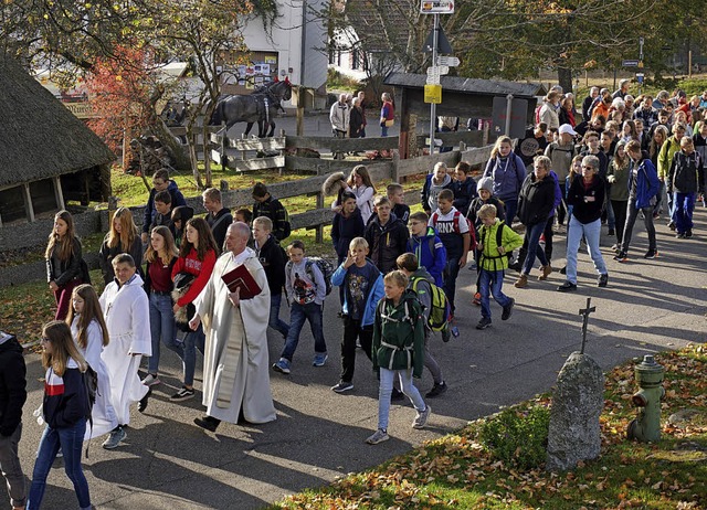 Um 10 Uhr setzte sich die Prozession v...e alten Wendelinuskapelle in Bewegung.  | Foto: Sackmann