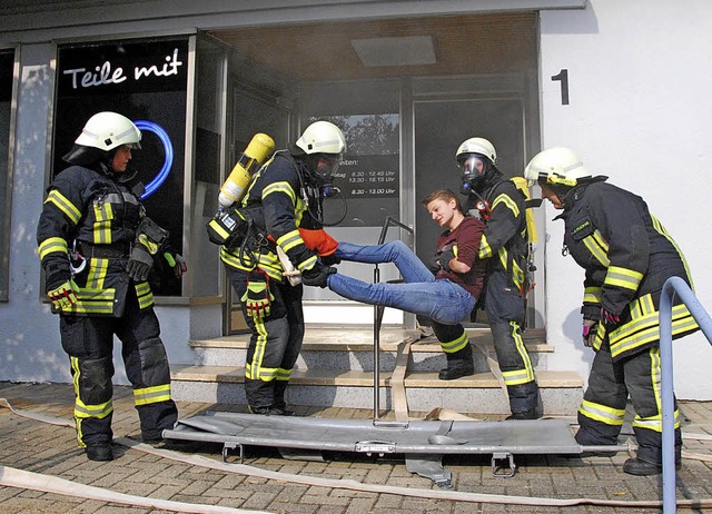 Schnell hatten die Feuerwehrleute den ...m verrauchten Gebude herausgetragen.   | Foto: Dorothea Scherle