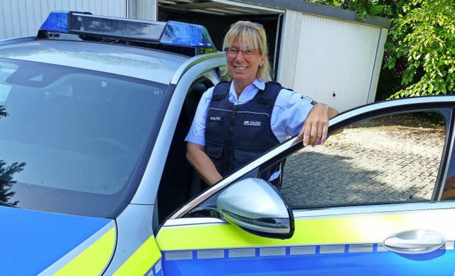 Polizeihauptmeisterin Susanne Walter steigt in ihren Streifenwagen.   | Foto: Claudia Bachmann-Goronzy