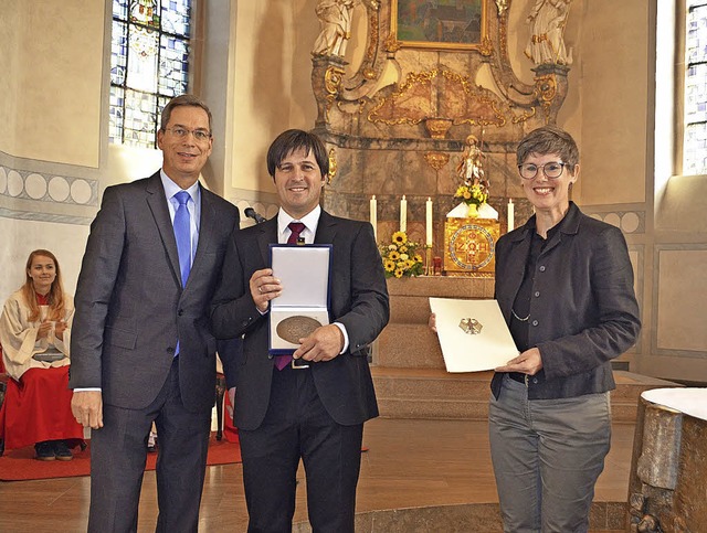 Landrat Hanno Hurth (links) berreicht...e Vorsitzenden des Kirchenchors Yach.   | Foto: Nikolaus Bayer