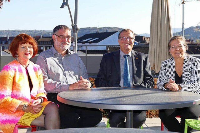 Auf der Terrasse des Rathauses sitzen ...nn, Klaus Eberhardt und Diana Stcker.  | Foto: Ralf H. Dorweiler