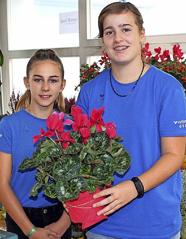 Anna Meier (links) und Leonie Haude kmmerten sich um die Pflanzentombola.  | Foto: Reinhard Cremer