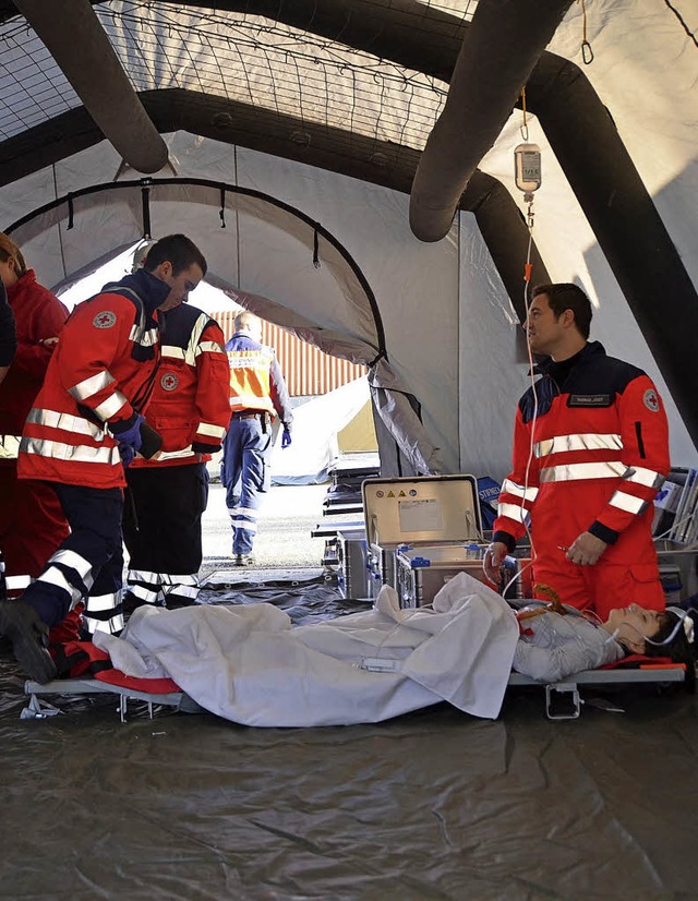 Auf dem Winzerfestplatz wird am Samsta...ssen aus dem Tunnel gerettet werden.   | Foto: Archivbild: Langelott