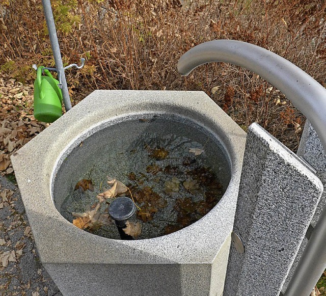 Der Brunnen auf dem Bernauer Friedhof ...ellt, um den Brunnentrog aufzufllen.   | Foto: Sebastian Barthmes