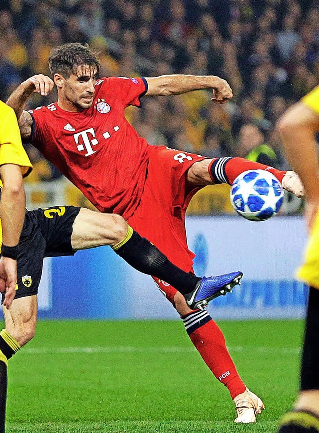 Javi Martinez trifft formvollendet zum 1:0 fr die Bayern.   | Foto: dpa