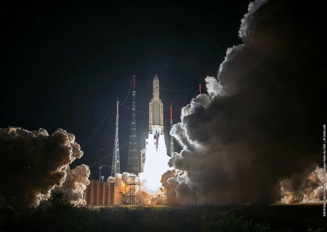 Start der Ariane-5-Rakete mit der Welt... Dezember 2025 soll sie dort ankommen.  | Foto: dpa