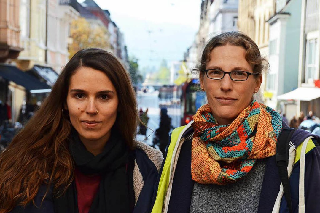 Laura Schmid (links) und Rebecca Hofma...e für geflüchtete Studierende spannen.  | Foto: Anika Maldacker