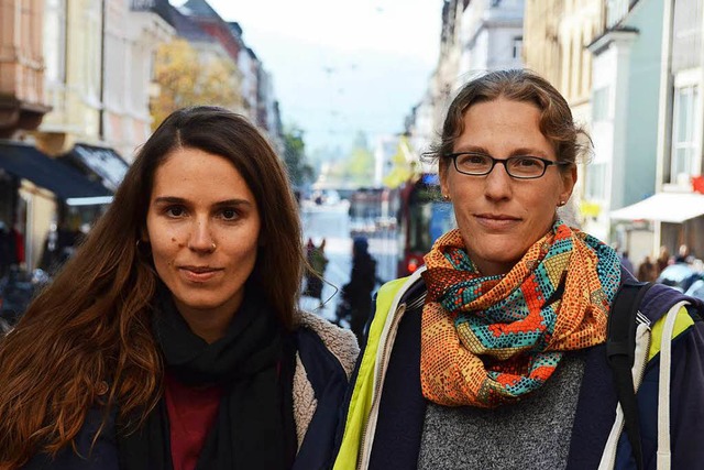 Laura Schmid (links) und Rebecca Hofma...e fr geflchtete Studierende spannen.  | Foto: Anika Maldacker
