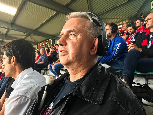 Der blinde Leverkusen-Fan Gerhard Stol...chts von der Live-Atmosphre verpasst.  | Foto: Tamara Keller