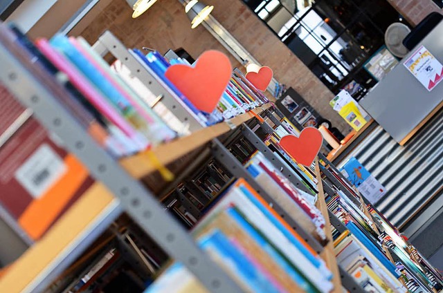 In der Mediathek in Denzlingen stellt ...nliche Lieblingsneuerscheinungen vor.  | Foto: Kathrin Blum