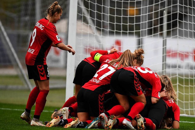 Die SC-Spielerinnen bejubeln den Siegtreffer von Sandra Starke.  | Foto: Patrick Seeger