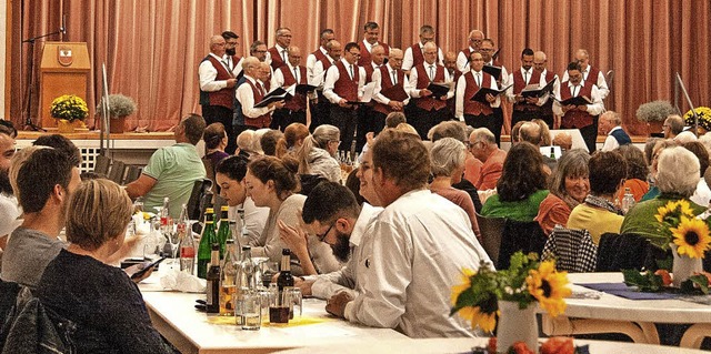 Auftritt des Mnnerchors Mnstertal vor vollem Haus in der Castellberghalle  | Foto: Friederike Andrae