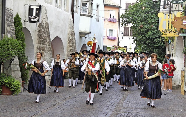 Schn ist es in Neumarkt, hier bei der...es Laubenfestes 2012 mit Trachtenumzug  | Foto: Henner Heler