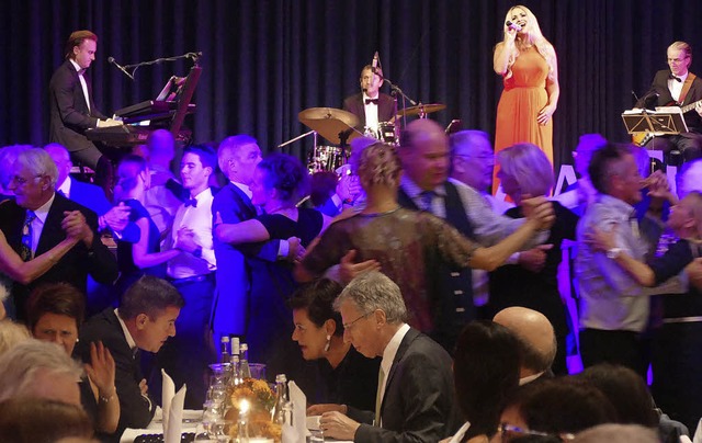 Zu den Rhythmen der Tuxedo Dance Band wurde im Kurhaus fleiig getanzt   | Foto: Victor Adolf