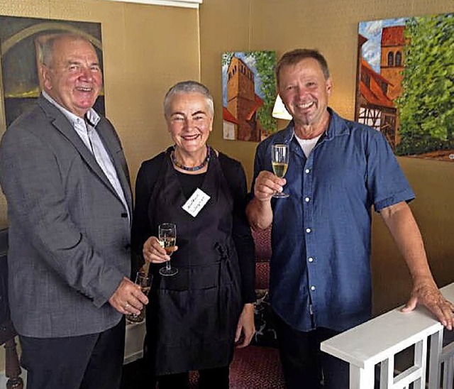 Roland und Adelheid Wagner mit dem Knstler Harry Herzog   | Foto: privat