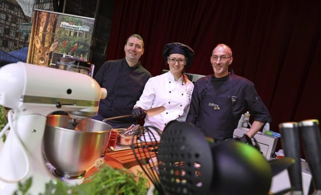 Daniel Adler vom Hhengasthaus Sternen...ty in Offenburg kochen auf der Bhne.   | Foto: Christoph Breithaupt