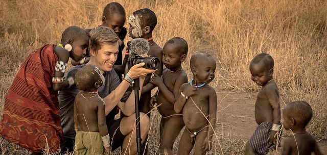 Beim Volk der Mursi in thiopien.   Te...den hier gerade vom Nachwuchs umringt.  | Foto: Markus Mauthe