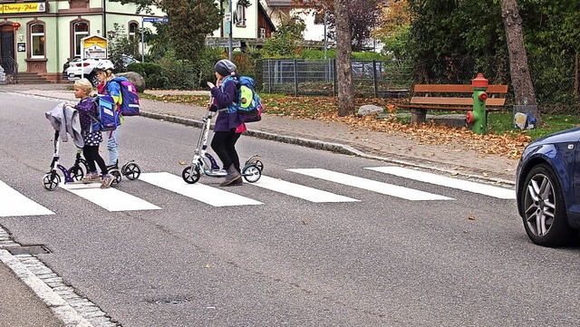 Kein direkter Zugang? Auch die Tempo-3... Schulschluss brav den Zebrastreifen.   | Foto: Gabriele Poppen