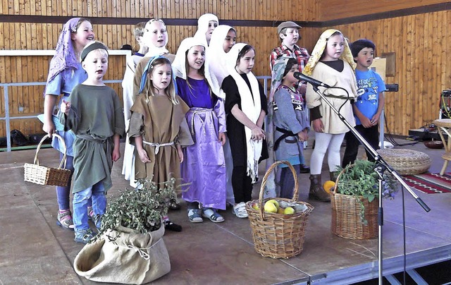 Die Marktfrauen und Kinder sangen als ...ier zum Patrozinium der Pfarrgemeinde.  | Foto: Marianne Rittner