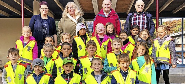 Die Grundschulkinder in ihren neuen Si...pfheim) und Karlheinz Renner vom ADAC   | Foto: Hans-Jrgen Hege