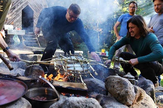 Diese Männer bereiten ihr Essen in Erdlöchern im Schwarzwald zu