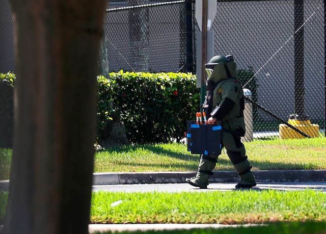 Ein Sprengstoffexperte in Florida, wo ...ebbie Wasserman Schultz gefunden wurde  | Foto: AFP