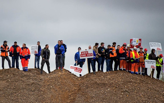 Mitarbeiter der Energiebranche demonst...in Elsdorf fr den Erhalt ihrer Jobs.   | Foto: dpa