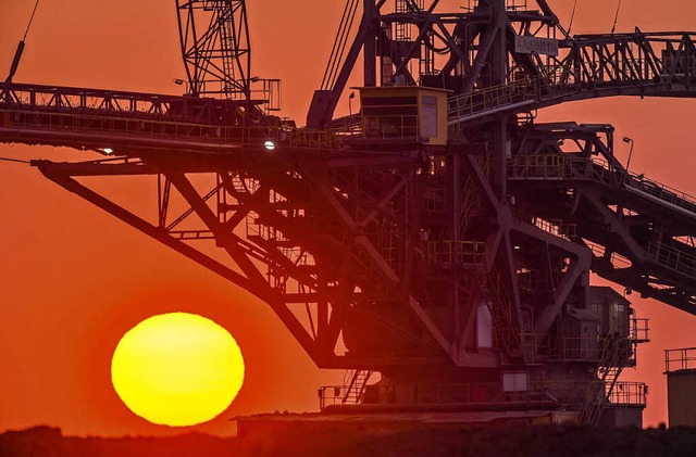 Ein Bagger im Lausitzer Braunkohlerevier   | Foto: dpa