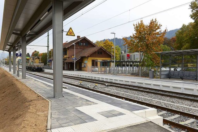 Am Bahnhalt gibt es nun ein zweites Gl...s davon) geht allerdings nichts voran.  | Foto: Ingo Schneider