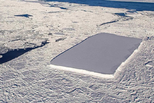 Der rechteckige Eisberg ragt in der Antarktis heraus.  | Foto: dpa
