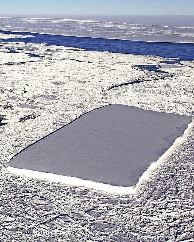 Der rechteckige Eisberg ragt in der Antarktis heraus.  | Foto: dpa