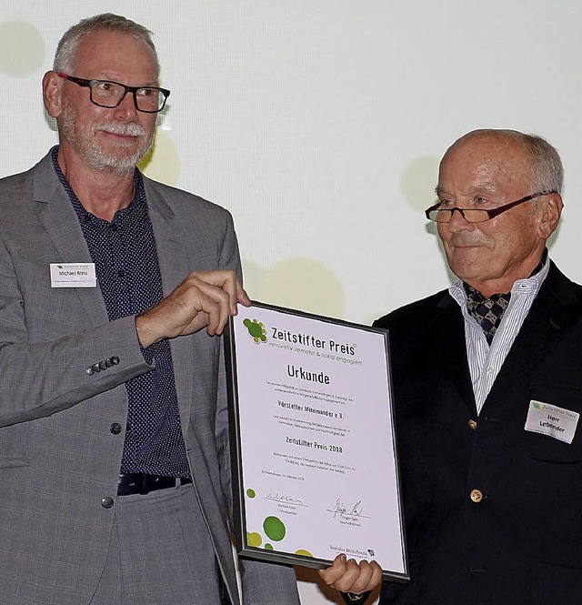 Holger Lebender (rechts), Vorsitzender...fter-Preis von Michael Kreis entgegen.  | Foto: Ruth Seitz