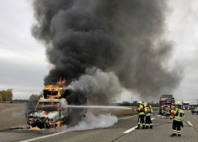 Aus dem  brennenden Khltransporter steigen groe, dunkle Rauchwolken auf.    | Foto: Feuerwehr Herbolzheim