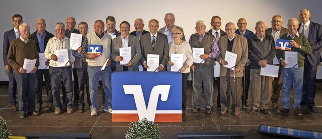 Mehrere Mitglieder wurden fr 50 und 60 Jahre Treue zur  Genossenschaft geehrt.   | Foto: Volksbank Lahr
