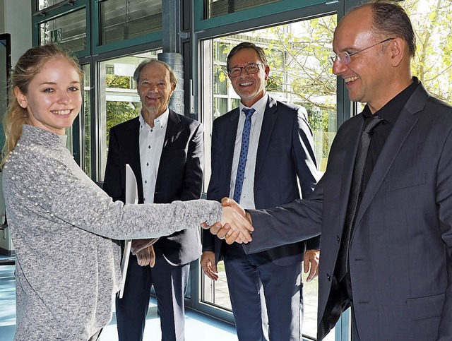 berreichten die Immatrikulationsurkun...tantinos Karanikas  (weiter von links)  | Foto: Hans Christof Wagner