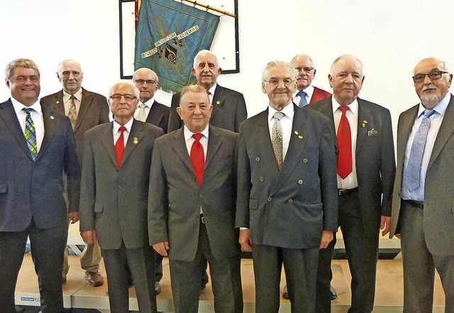 Geehrt fr 65 Jahre Chorgesang wurden ...osef Behrle und Wilhelm Buttenmller.   | Foto: Anne Freyer