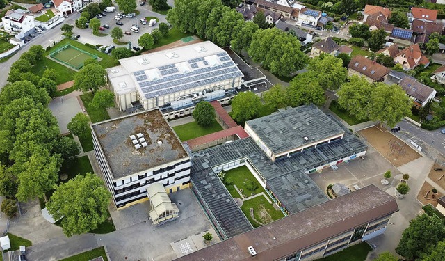 Das Endinger Schulzentrum aus der Voge... soll die neue Grundschule entstehen.   | Foto: Saurer
