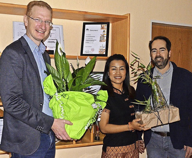 Brgermeister Thomas Gedemer (l.) und ...en Kornthida Pudmensky zur Erffnung.   | Foto: Jrg Schimanski