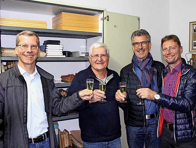 Mit einem Glas Sekt wird auf das  gelu...Nachfolger Tobias Fler (von links).   | Foto: Reiner Beschorner