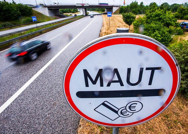 Ein Verkehrsschild weist die Autofahre...un gegen die deutschen Pkw-Maut-Plne.  | Foto: dpa