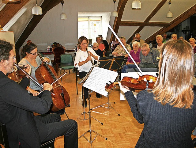 Ein kleines Kammerorchester, bestehend...terte die Senioren im St. Laurentius.   | Foto: Ingrid Mann