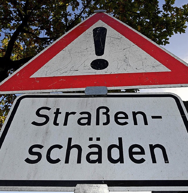 Ein Warnschild soll Autofahrer auf die...ach und Raitenbuch aufmerksam machen.   | Foto: dpa